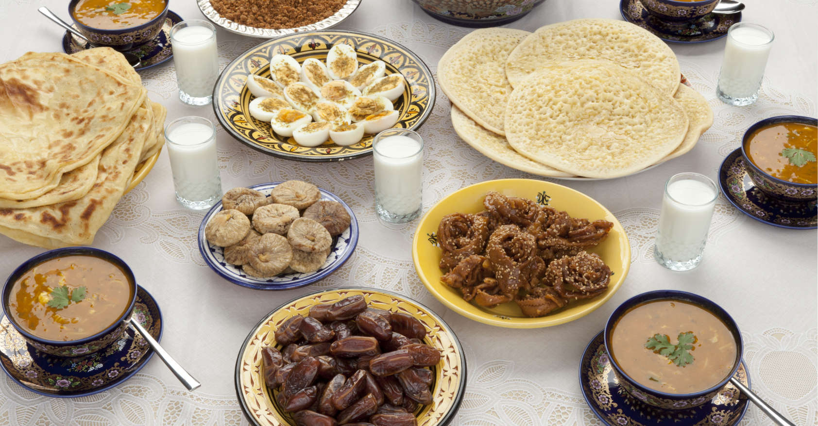 Кормящим можно держать уразу. Дастархан. Еда на ифтар. Накрытый стол на ифтар. Основные блюда мусульман.