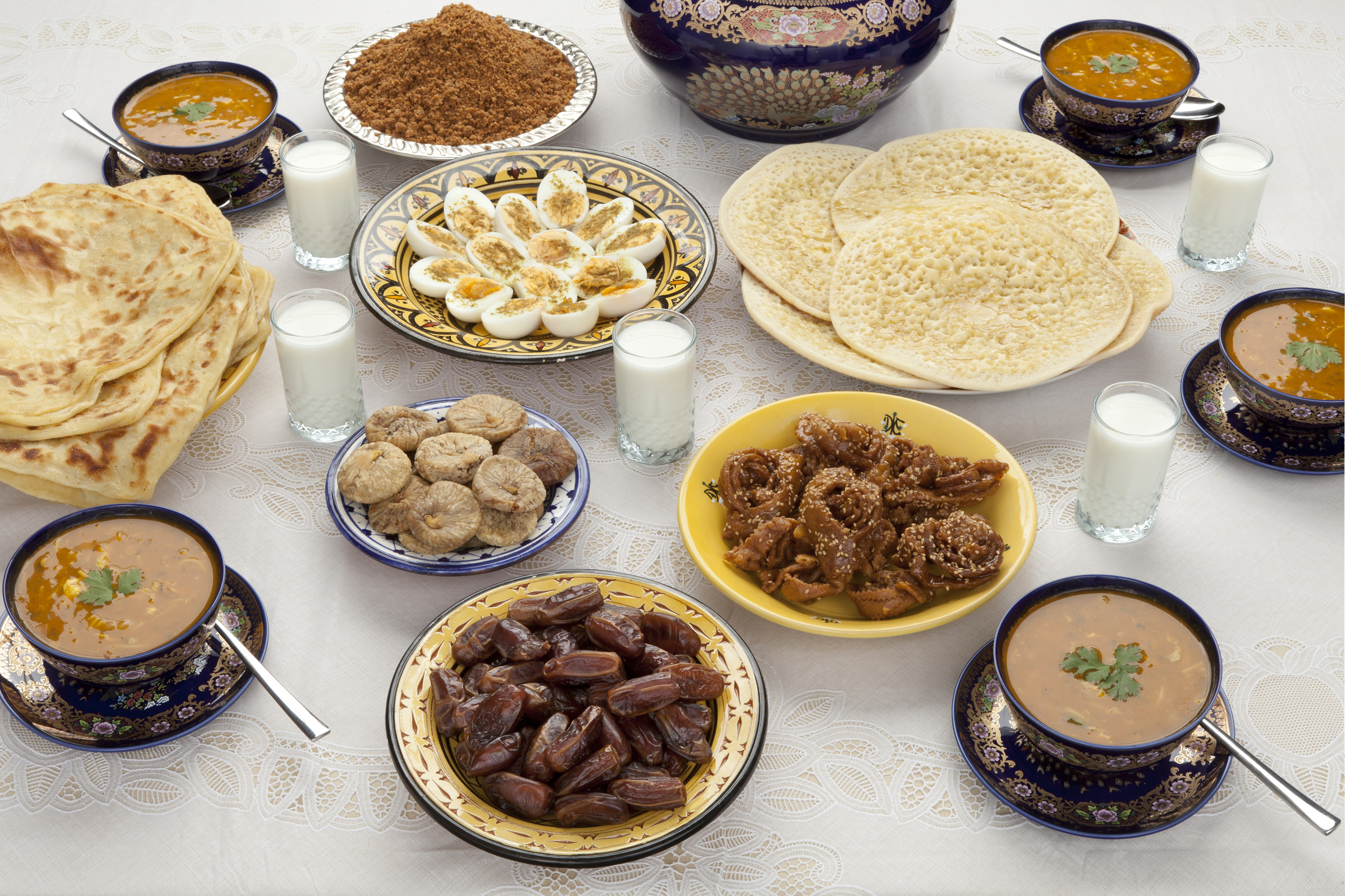 Ураза когда утром кушать. Пост Рамадан ифтар. Рамадан сухур. Традиционная еда Ислама. Мусульманская кухня.